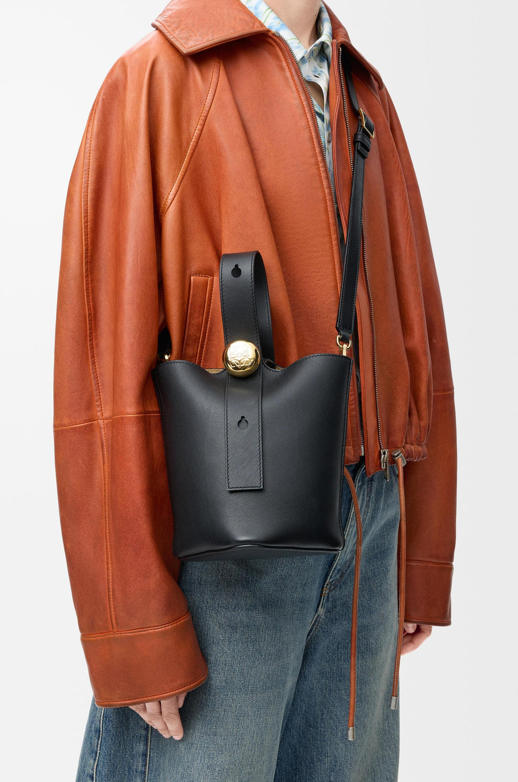 Mini Pebble bucket in smooth calfskin Black - EliteLux Outlet